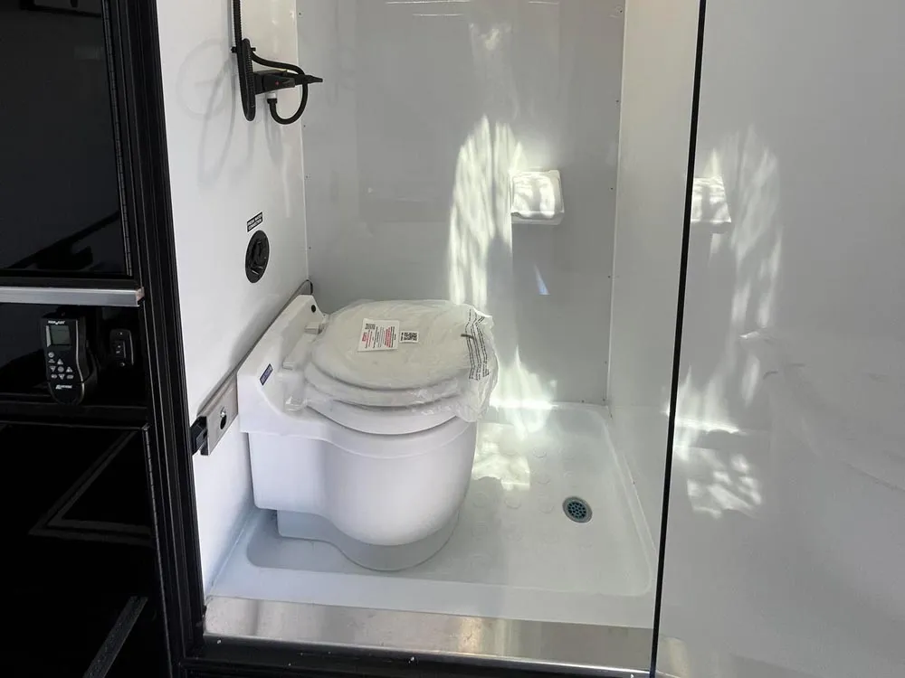 8.5 x 32 ATC ROM 550 Sport/Car Hauler Polar White toliet