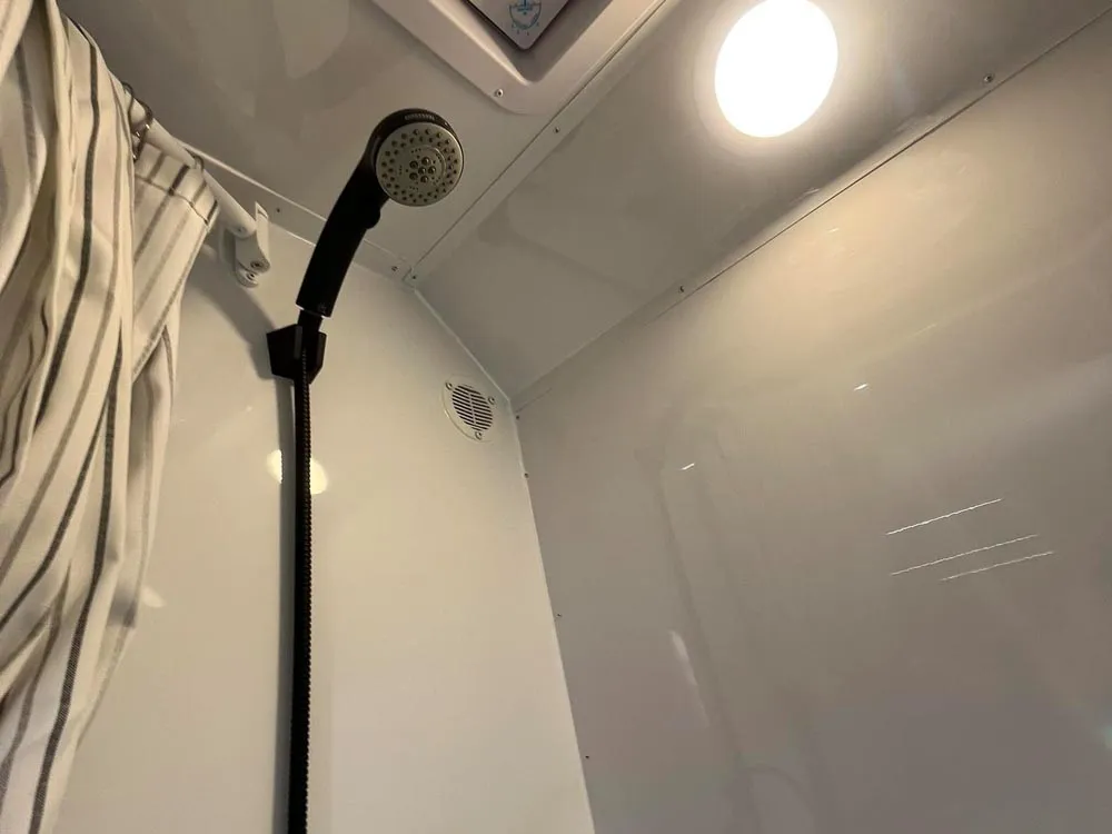 8.5 x 32 ATC ROM 550 Sport/Car Hauler Polar White shower head
