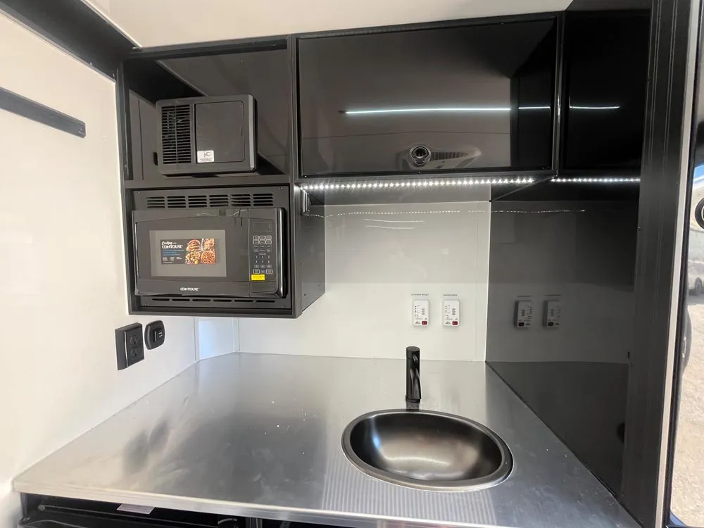 8.5 x 32 ATC ROM 550 Sport/Car Hauler Polar White counter and cabinets