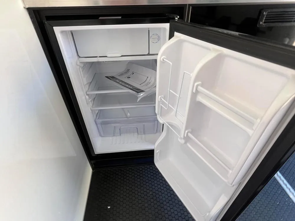 8.5 x 32 ATC ROM 550 Sport/Car Hauler Polar White refrigerator open