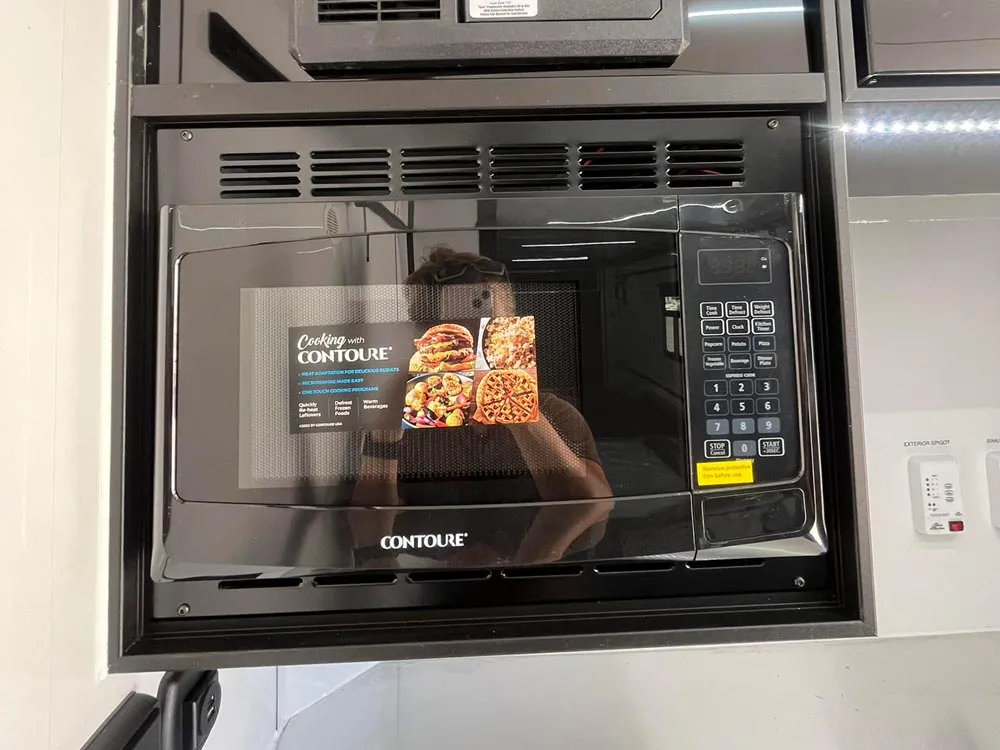 8.5 x 32 ATC ROM 550 Sport/Car Hauler Polar White microwave