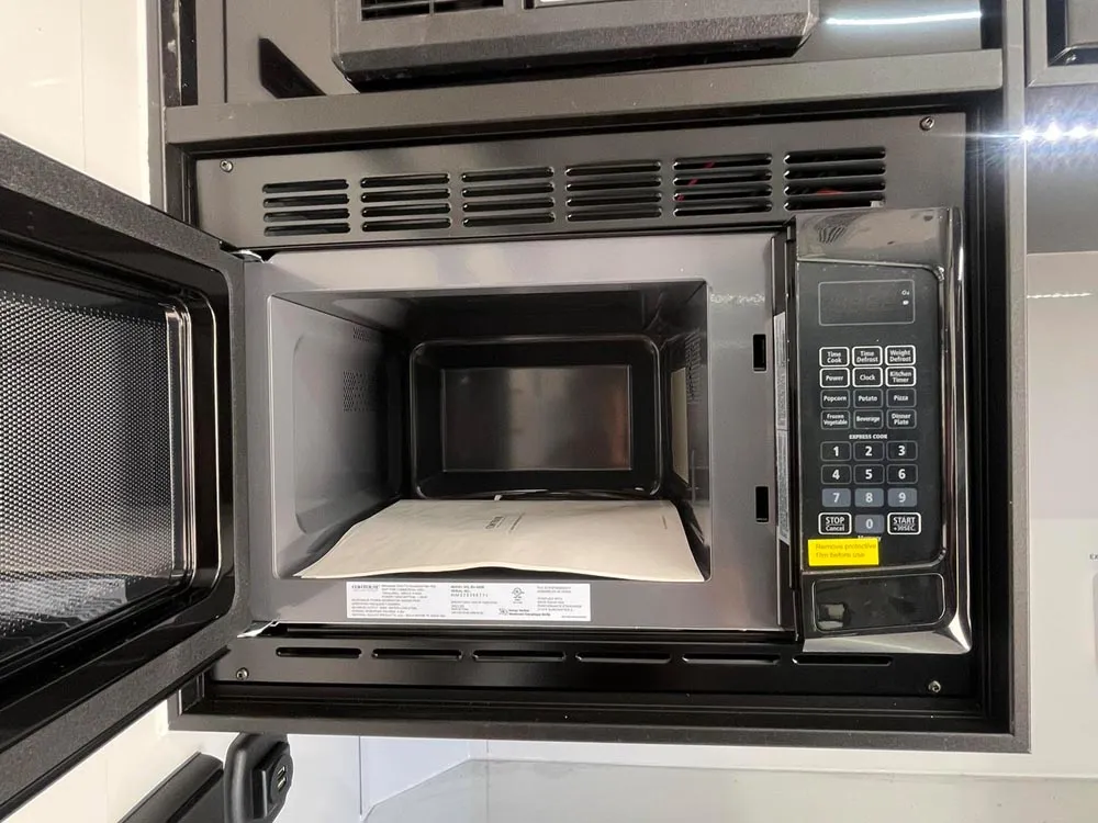 8.5 x 32 ATC ROM 550 Sport/Car Hauler Polar White microwave open
