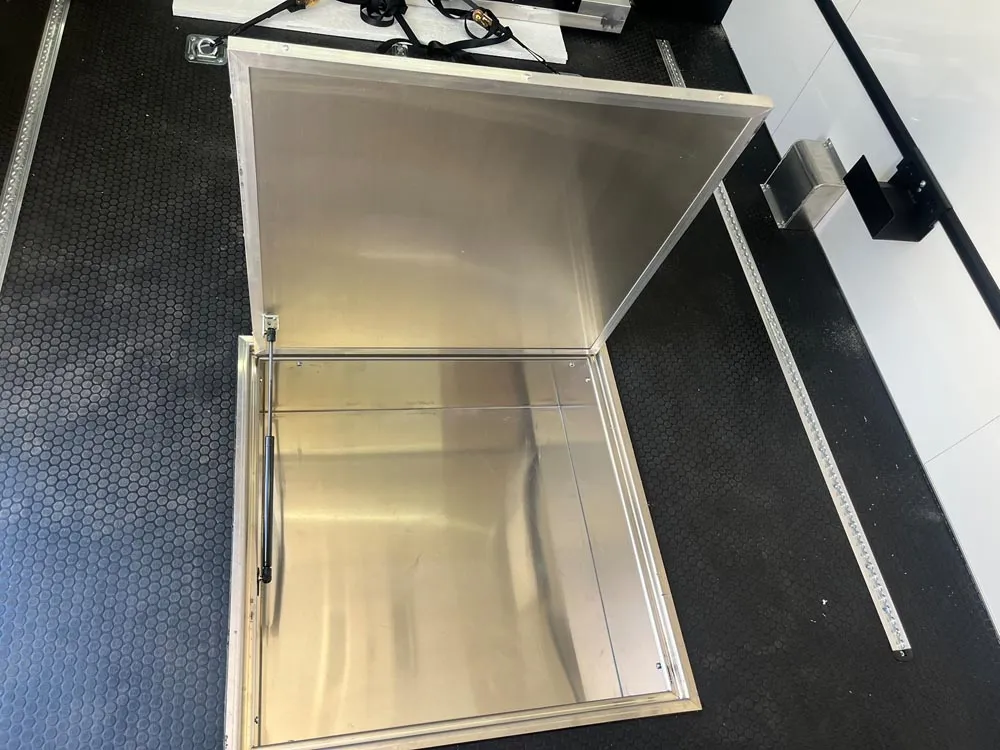 8.5 x 32 ATC ROM 550 Sport/Car Hauler Polar White floor storage open
