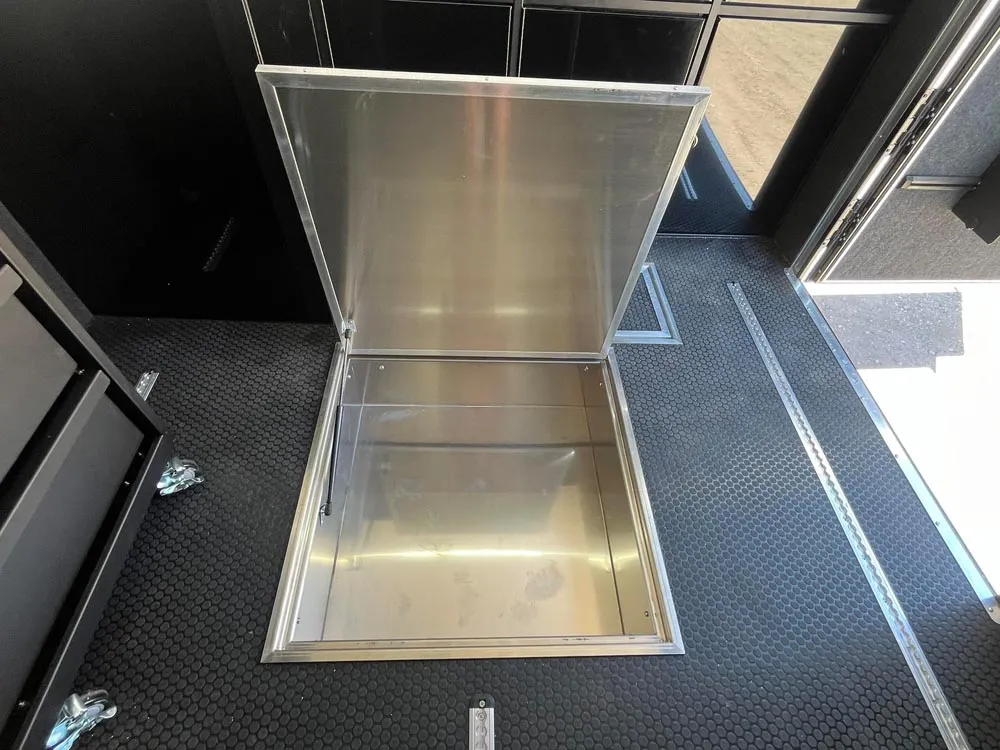 8.5 x 32 ATC ROM 550 Sport/Car Hauler Polar White floor storage large open