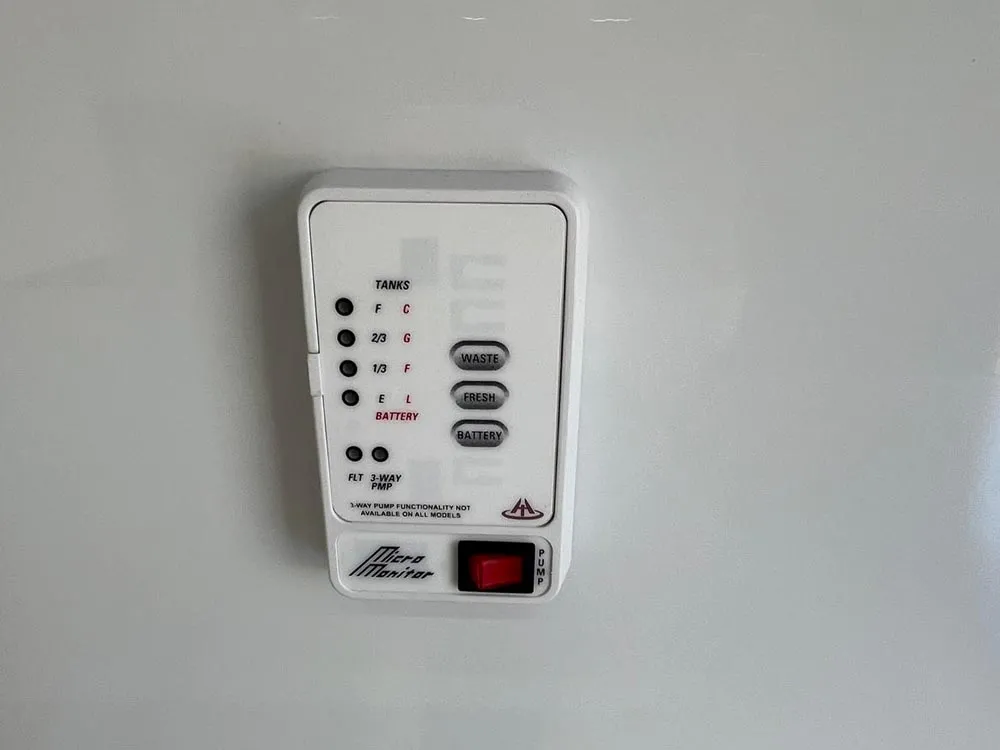 8.5 x 32 ATC ROM 550 Sport/Car Hauler Polar White controller