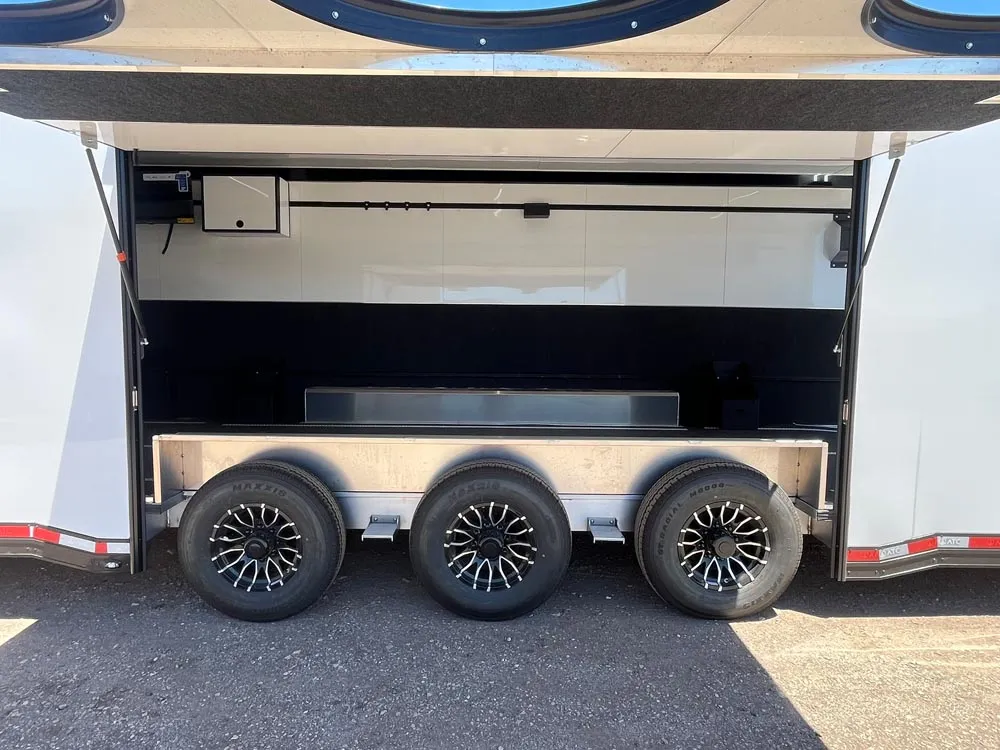 8.5 x 32 ATC ROM 550 Sport/Car Hauler Polar White side hatch open