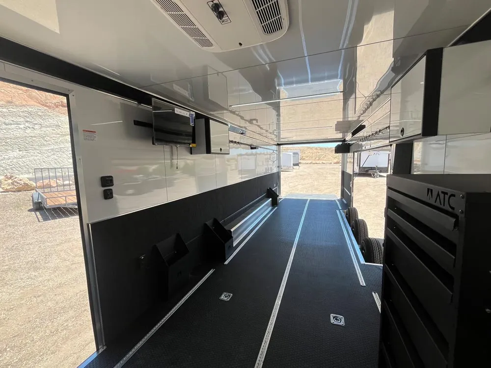 8.5 x 32 ATC ROM 550 Sport/Car Hauler Polar White inside towards rear side door open