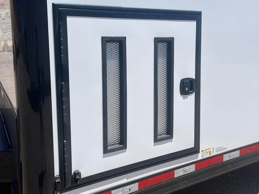 8.5 x 32 ATC ROM 550 Sport/Car Hauler Polar White outside cabinet